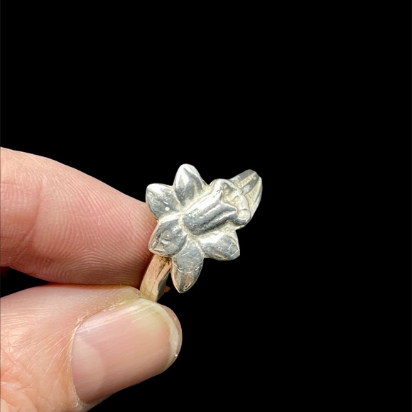 Vintage sterling silver iris flower ring - Picture 3 of 5